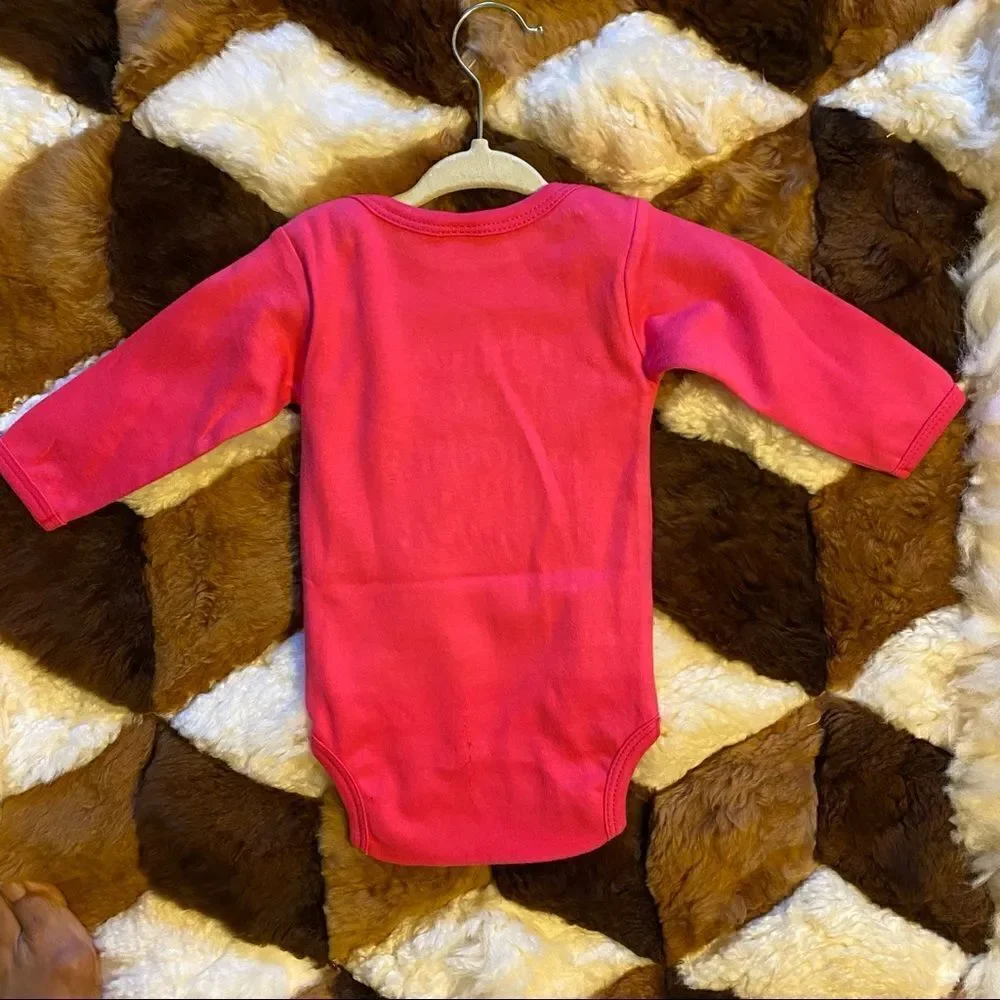 💕 Onesie sz 3-6 months, “SassyBritchz” design, Hot Pink. New with tag.